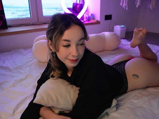 emely1benz's BongaCams show and profile