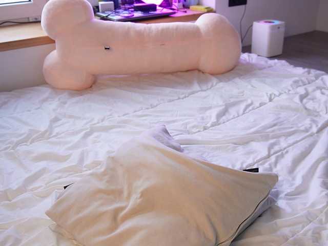 emely1benz's BongaCams show and profile