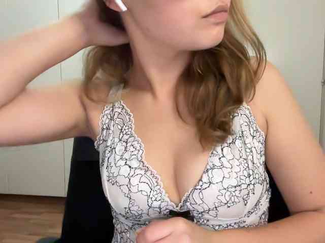 AnnaaMeaw webcam