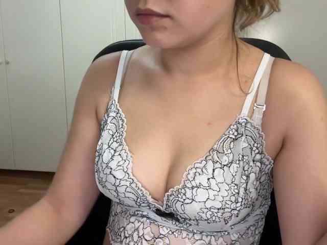 AnnaaMeaw webcam