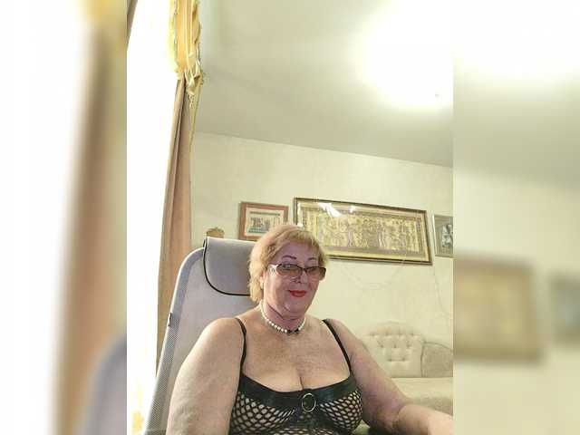 KarinkaSweet's BongaCams show and profile