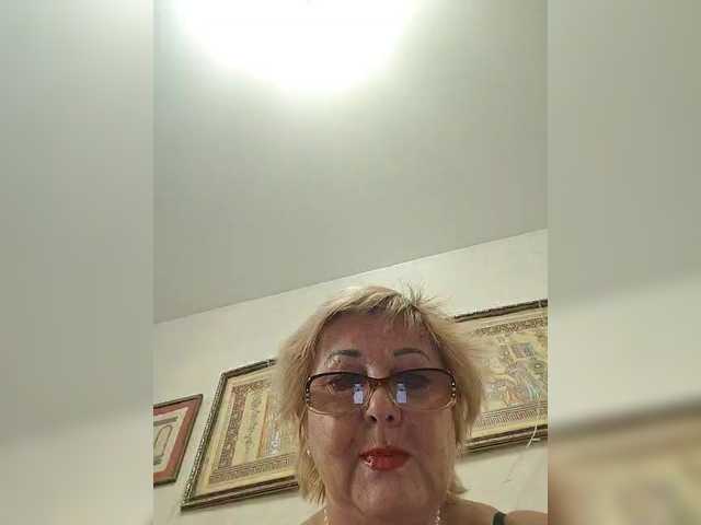 KarinkaSweet's BongaCams show and profile