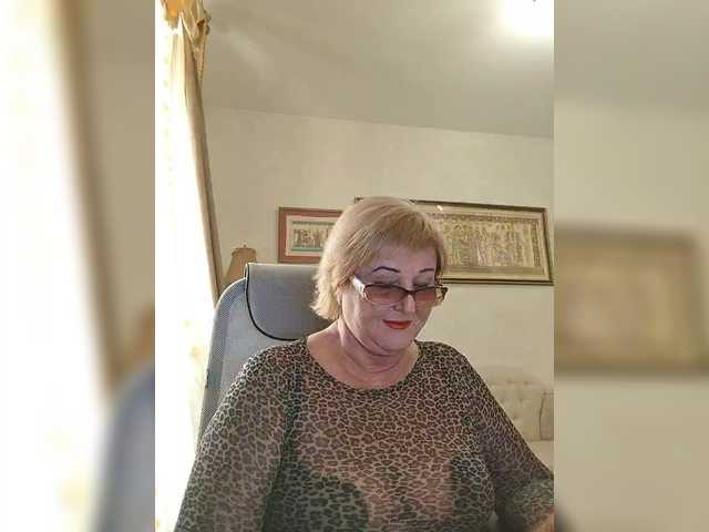 KarinkaSweet's BongaCams show and profile