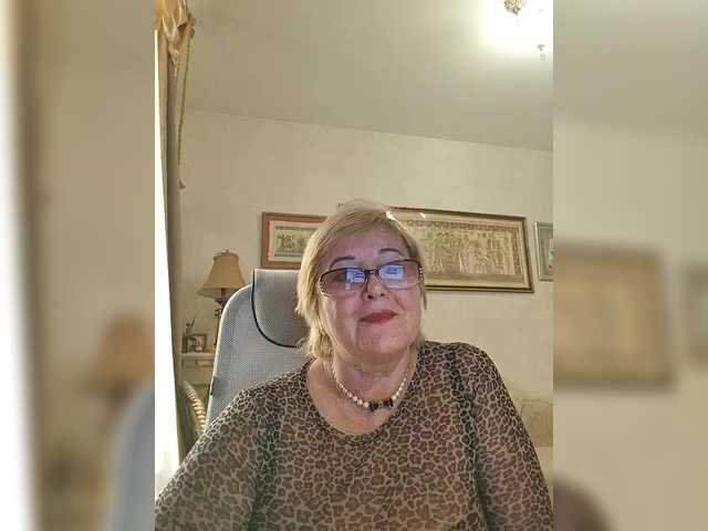 KarinkaSweet's BongaCams show and profile