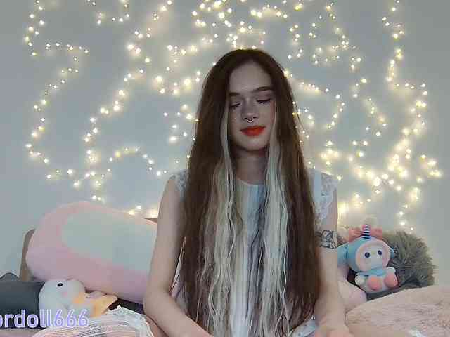 BrokenDoll666 webcam