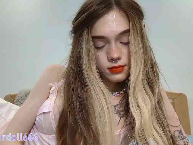 BrokenDoll666 webcam