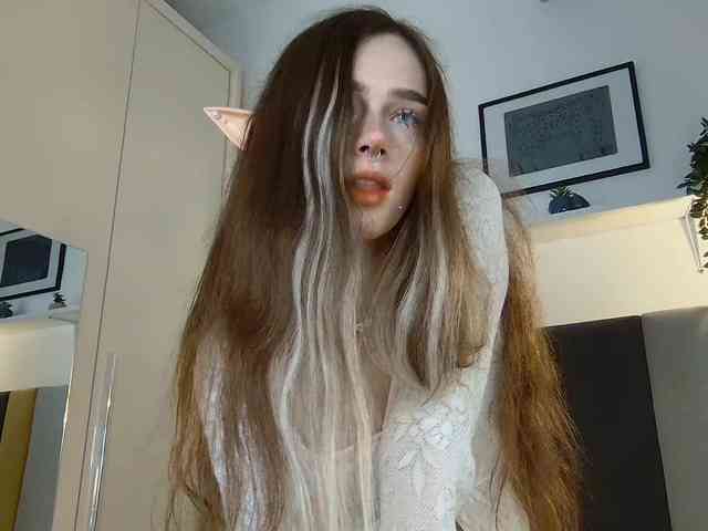 BrokenDoll666 webcam