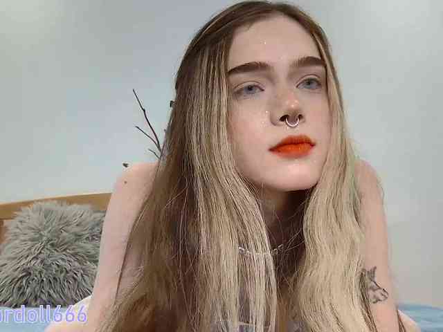 BrokenDoll666 webcam