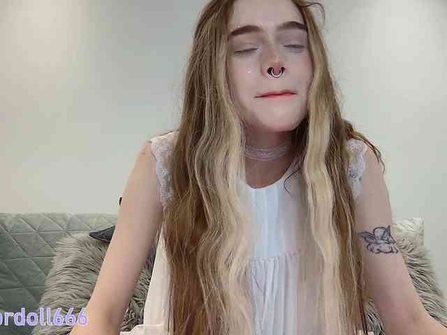 BrokenDoll666 webcam