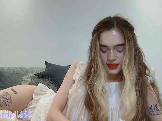 BrokenDoll666 webcam