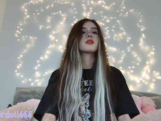 BrokenDoll666 webcam