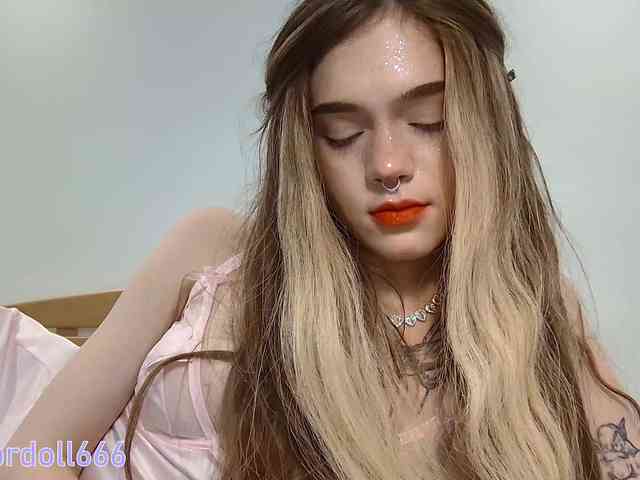 BrokenDoll666 webcam