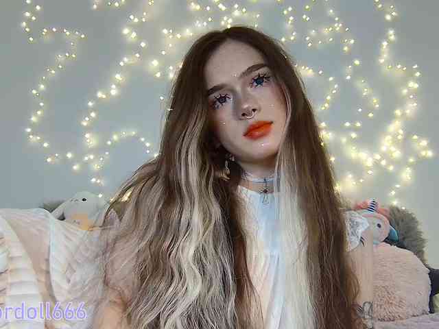 BrokenDoll666 webcam