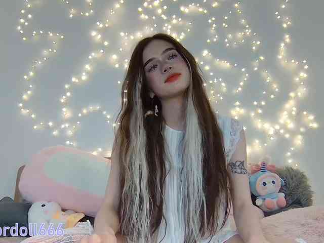 BrokenDoll666 webcam