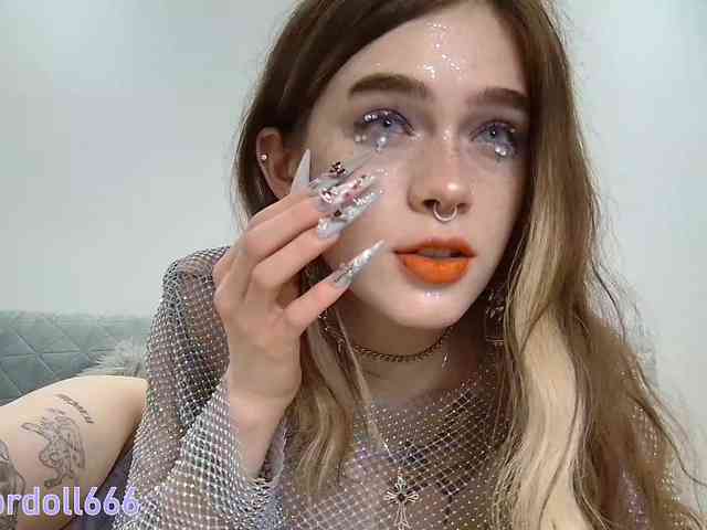BrokenDoll666 webcam