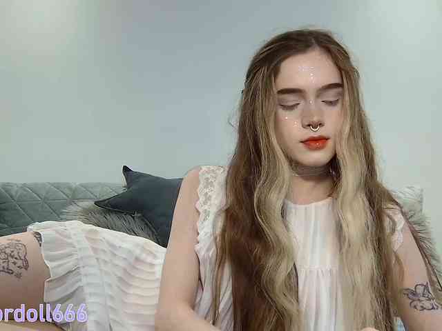 BrokenDoll666 webcam