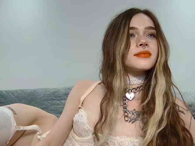 BrokenDoll666 webcam