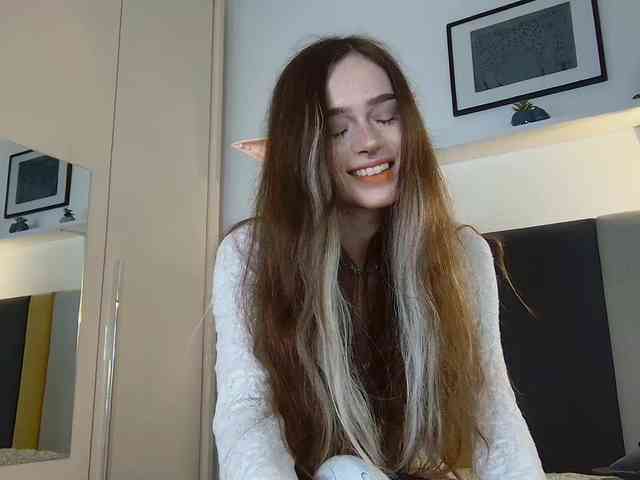 BrokenDoll666 webcam