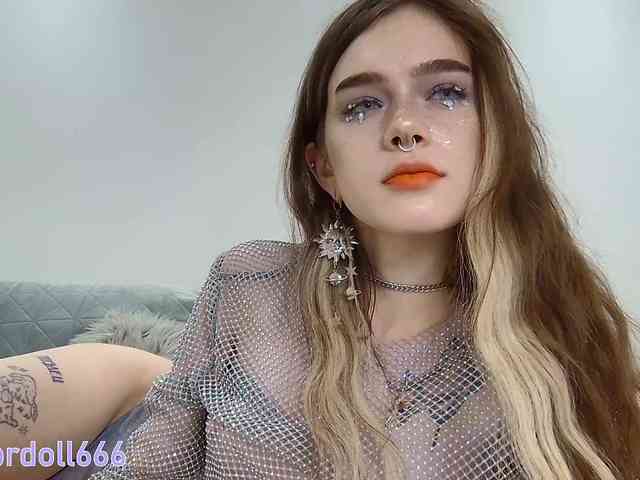 BrokenDoll666 webcam