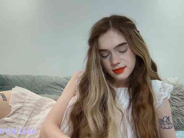 BrokenDoll666 webcam