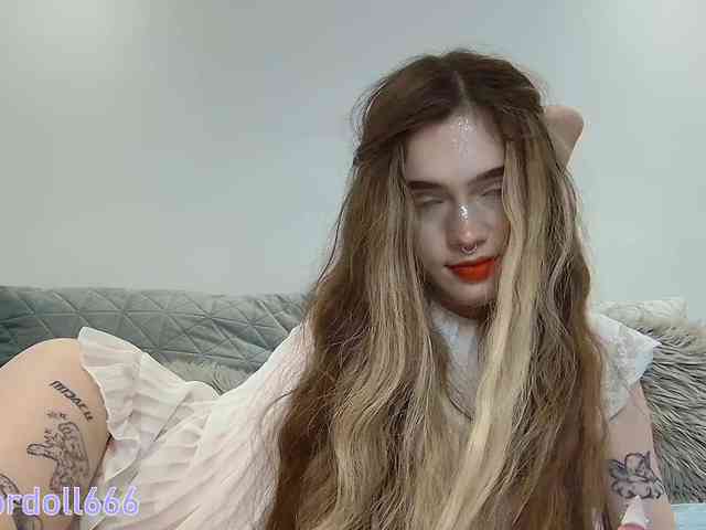 BrokenDoll666 webcam