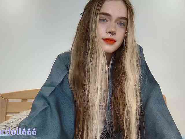 BrokenDoll666 webcam