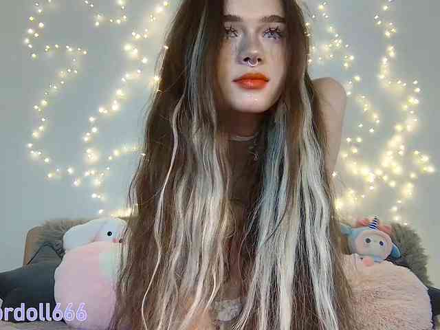 BrokenDoll666 webcam