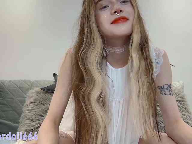 BrokenDoll666 webcam