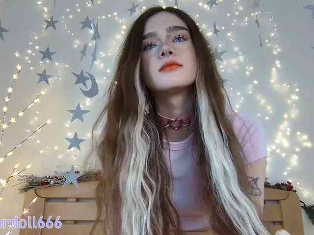 BrokenDoll666 webcam