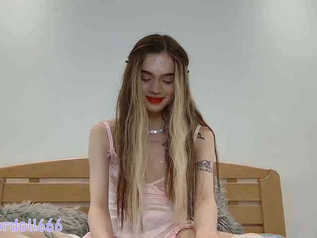 BrokenDoll666 webcam
