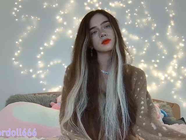 BrokenDoll666 webcam