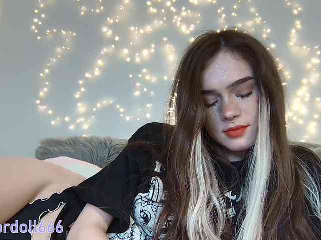 BrokenDoll666 webcam