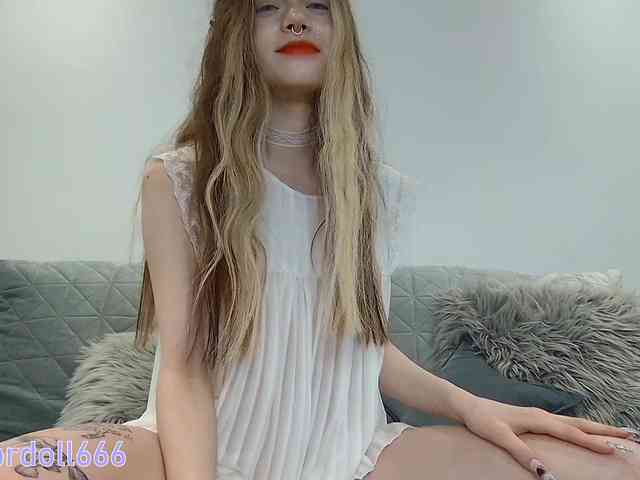BrokenDoll666 webcam