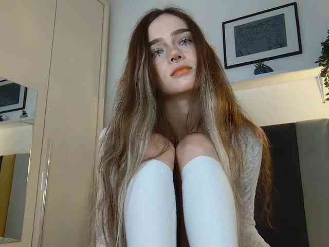 BrokenDoll666 webcam