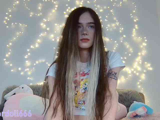 BrokenDoll666 webcam