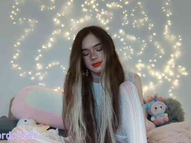 BrokenDoll666 webcam