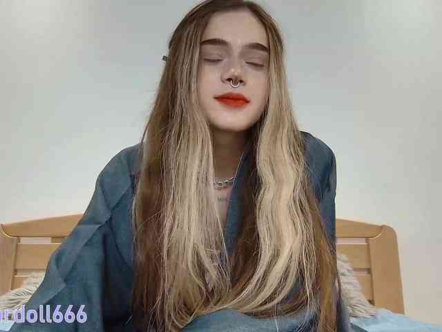 BrokenDoll666 webcam