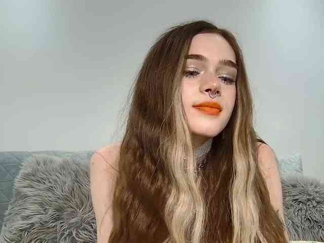 BrokenDoll666 webcam