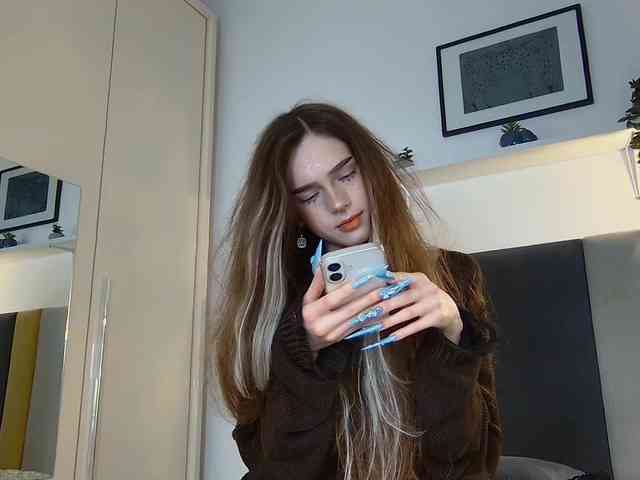 BrokenDoll666 webcam