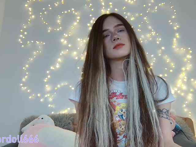 BrokenDoll666 webcam