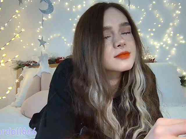 BrokenDoll666 webcam