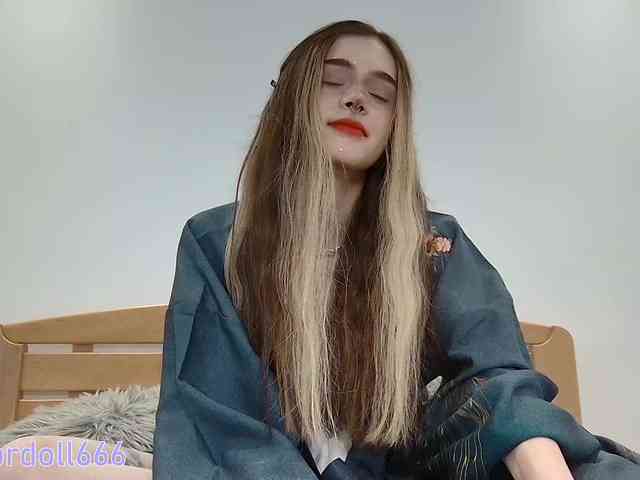BrokenDoll666 webcam