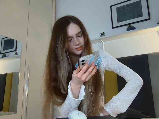 BrokenDoll666 webcam