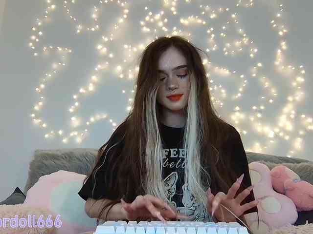 BrokenDoll666 webcam