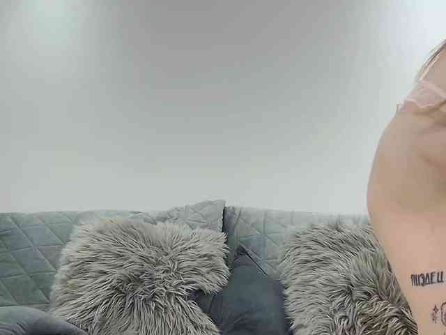 BrokenDoll666 webcam