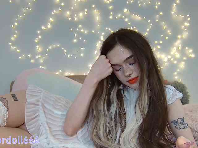 BrokenDoll666 webcam