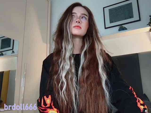 BrokenDoll666 webcam