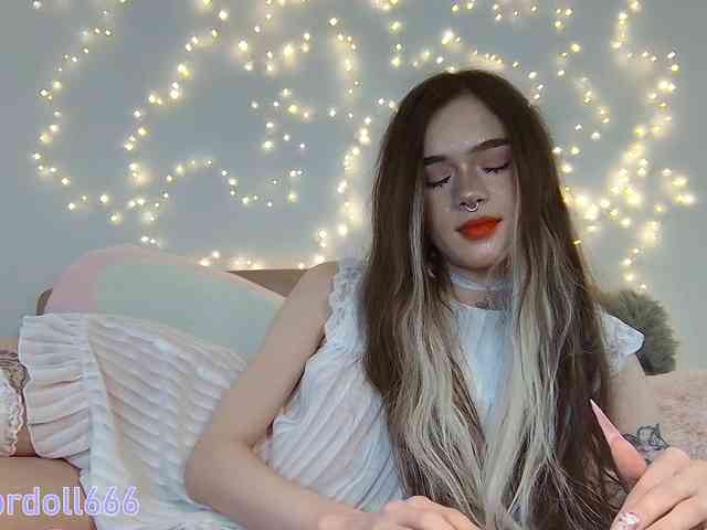 BrokenDoll666 webcam