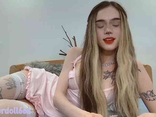 BrokenDoll666 webcam