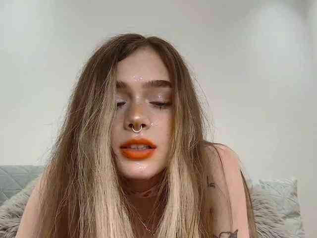BrokenDoll666 webcam